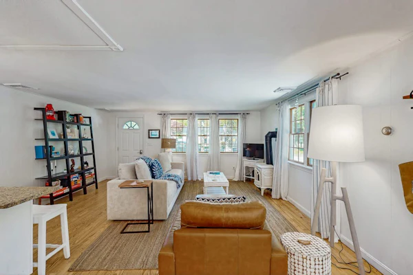 Peaceful Retreat: dog friendly, close to beaches & town; yard w/patio&firepit