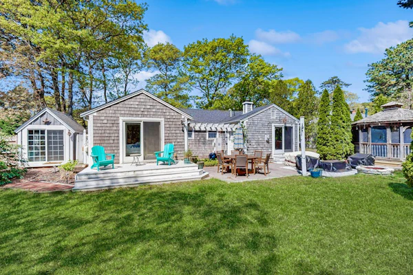 Peaceful Retreat: dog friendly, close to beaches & town; yard w/patio&firepit