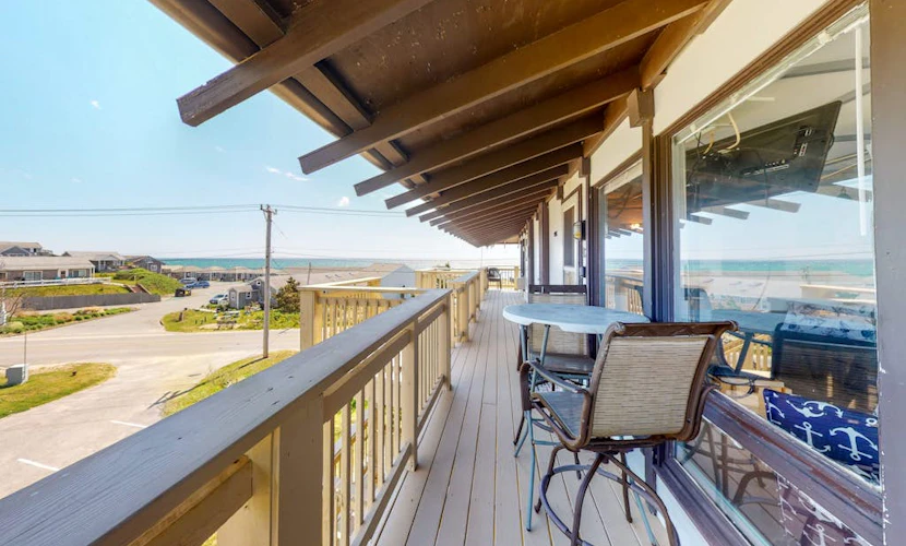 Charming studio steps to beach access with deck, ocean view, kitchenette & grill