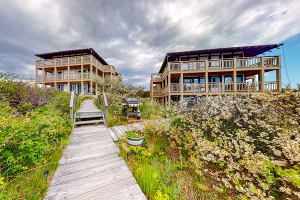 Charming studio steps to beach access with deck, ocean view, kitchenette & grill
