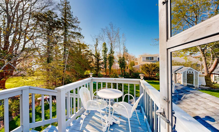 Walk-up apartment with deck & grill - walk to beach & town