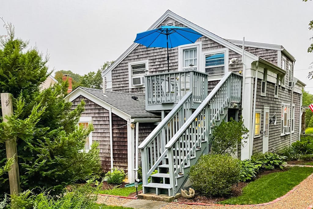 Walk-up apartment with deck & grill - walk to beach & town