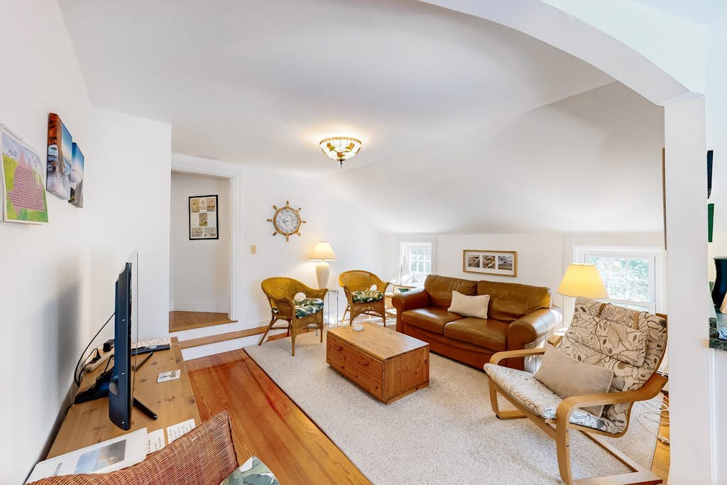 Walk-up apartment with deck & grill - walk to beach & town