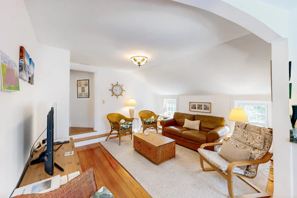 Walk-up apartment with deck & grill - walk to beach & town