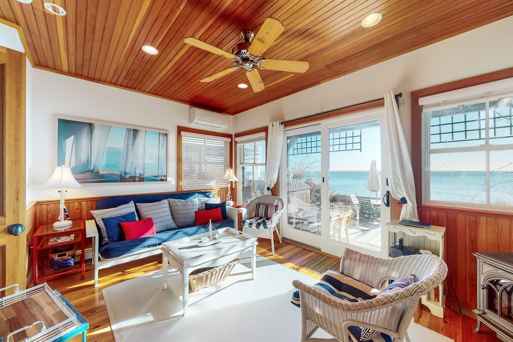 Beachfront condo in the heart of town with water views, patio & grill