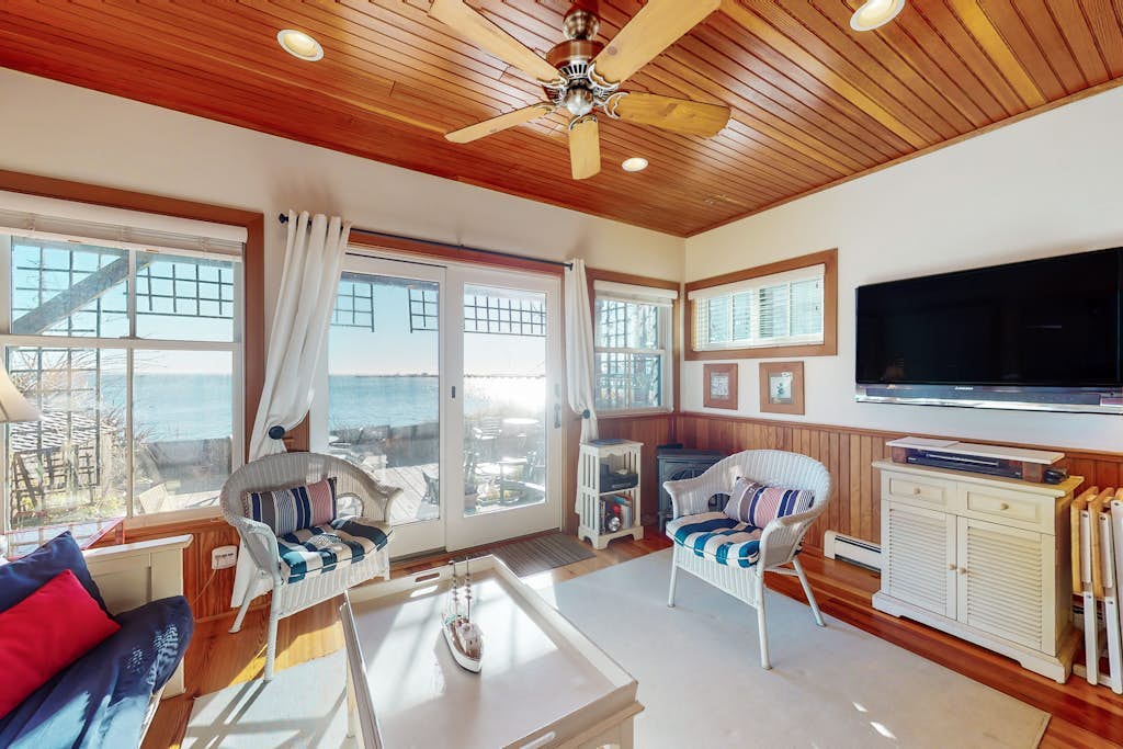 Beachfront condo in the heart of town with water views, patio & grill