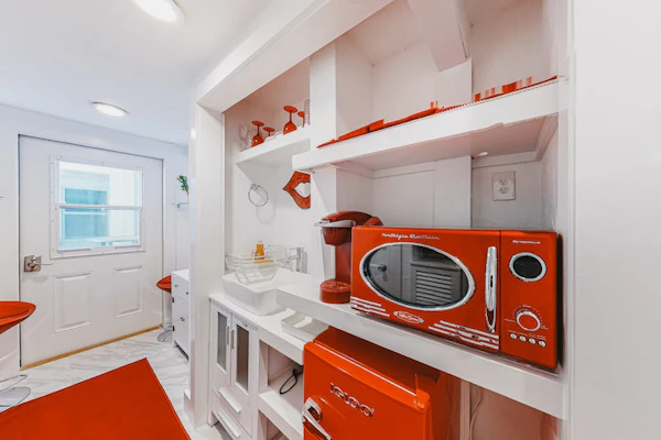 Beautiful condo near the ocean with heated pool, hot tub, grills and kitchenette