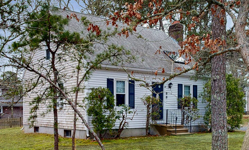 Dog friendly home w/ deck and private gas grill - on the bay side of the Cape
