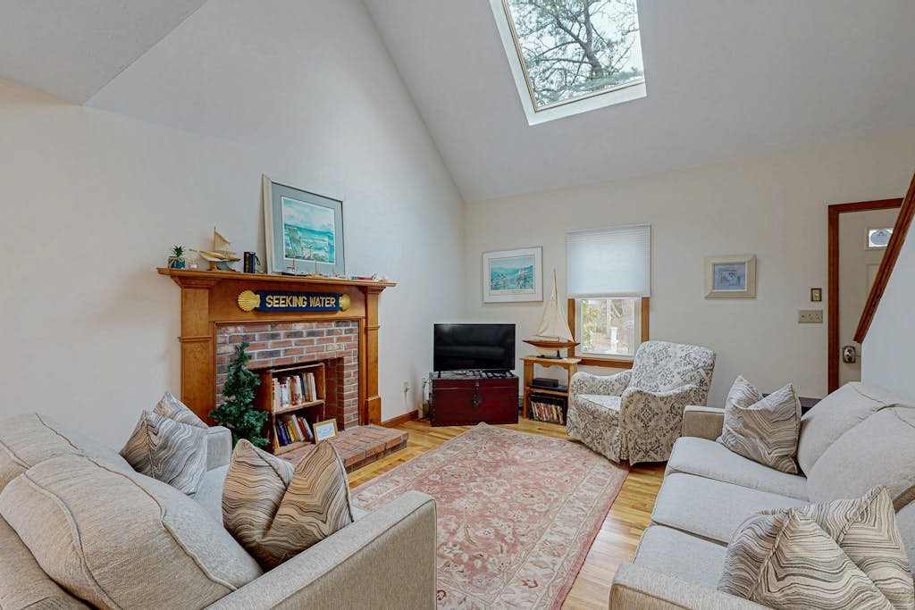 Dog friendly home w/ deck and private gas grill - on the bay side of the Cape