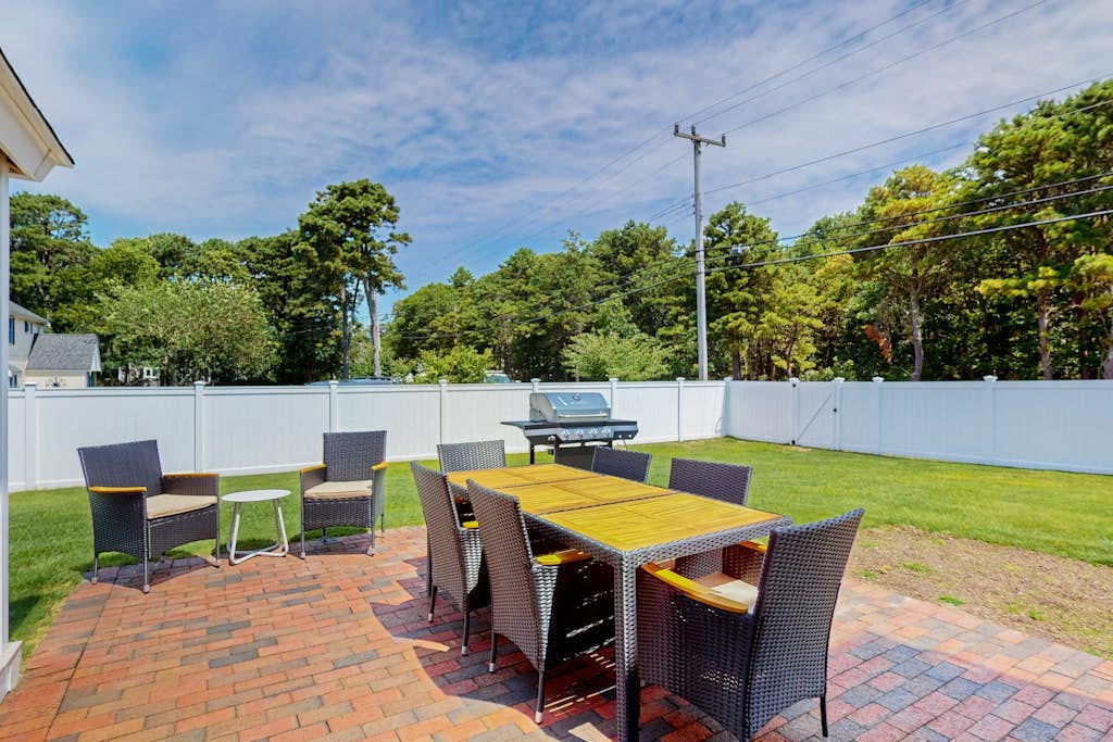 Family beach home, large fenced yard, dog-friendly, screened gazebo, & AC