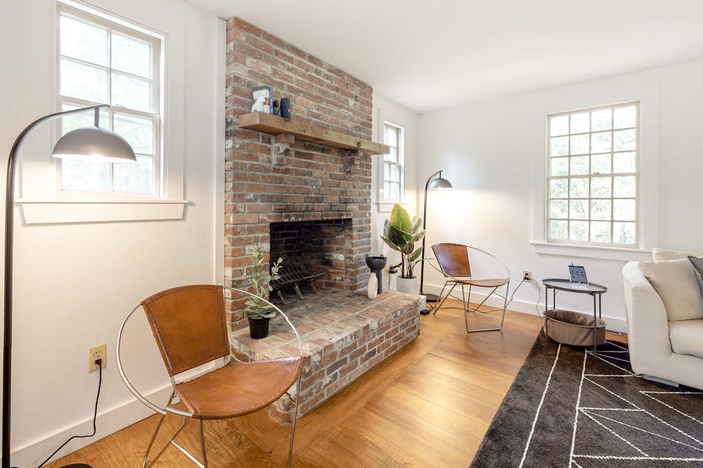 Peaceful half-acre home near ocean, dining & shops and a fire pit