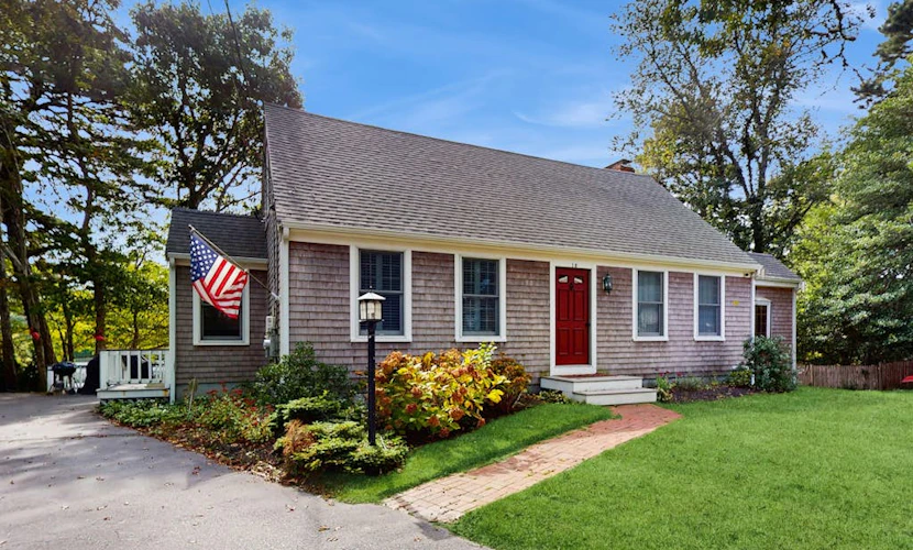 Waterfront gem with deck, bonus den & 2 kayaks - near dining & beach