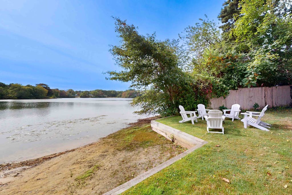 Waterfront gem with deck, bonus den & 2 kayaks - near dining & beach