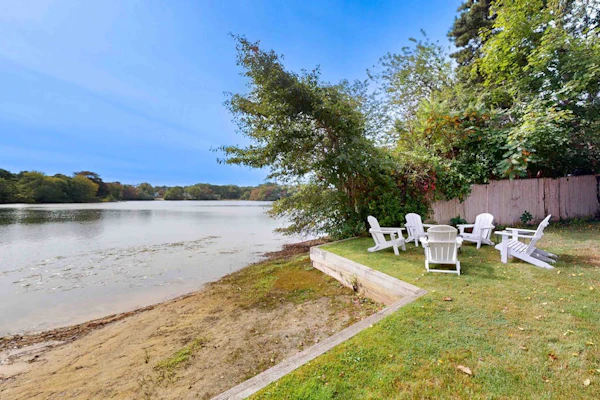 Waterfront gem with deck, bonus den & 2 kayaks - near dining & beach