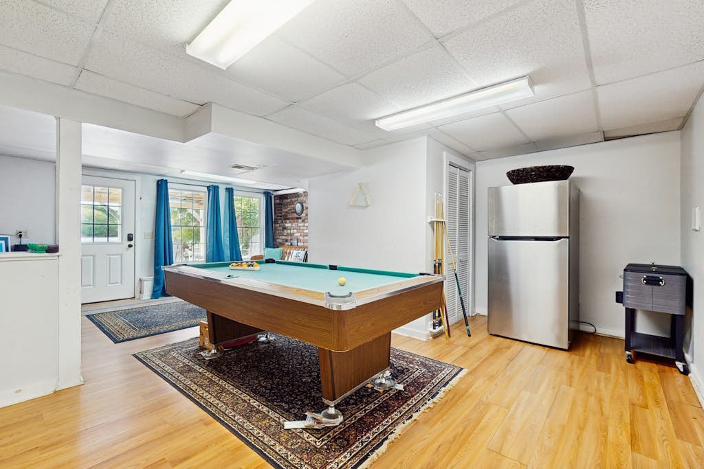 Waterfront gem with deck, bonus den & 2 kayaks - near dining & beach