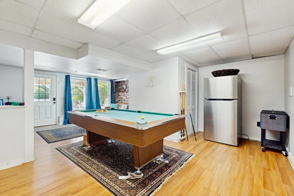 Waterfront gem with deck, bonus den & 2 kayaks - near dining & beach