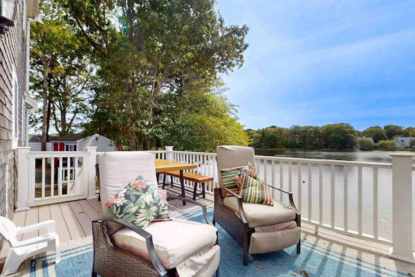 Waterfront gem with deck, bonus den & 2 kayaks - near dining & beach