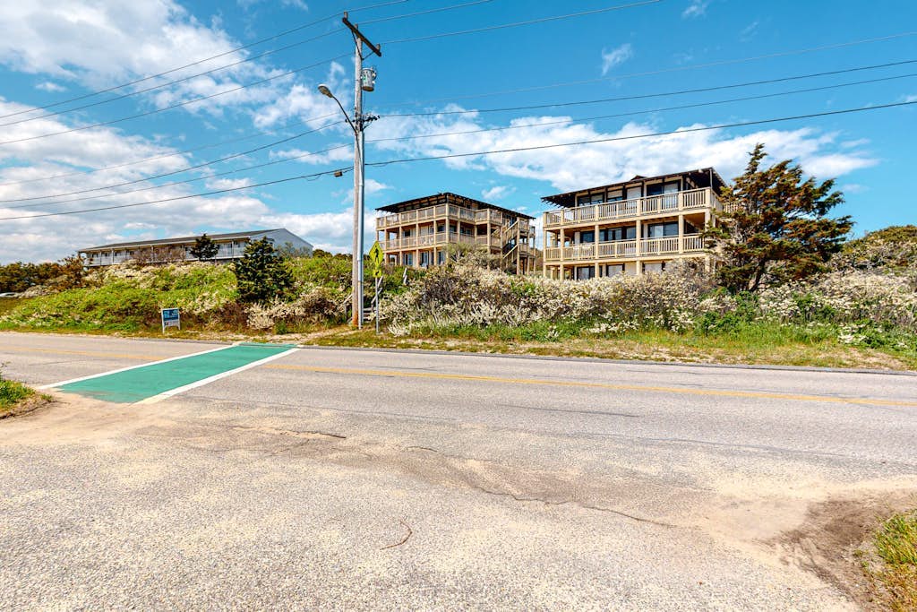 Seaside studio with amazing water views & private beach access across the street