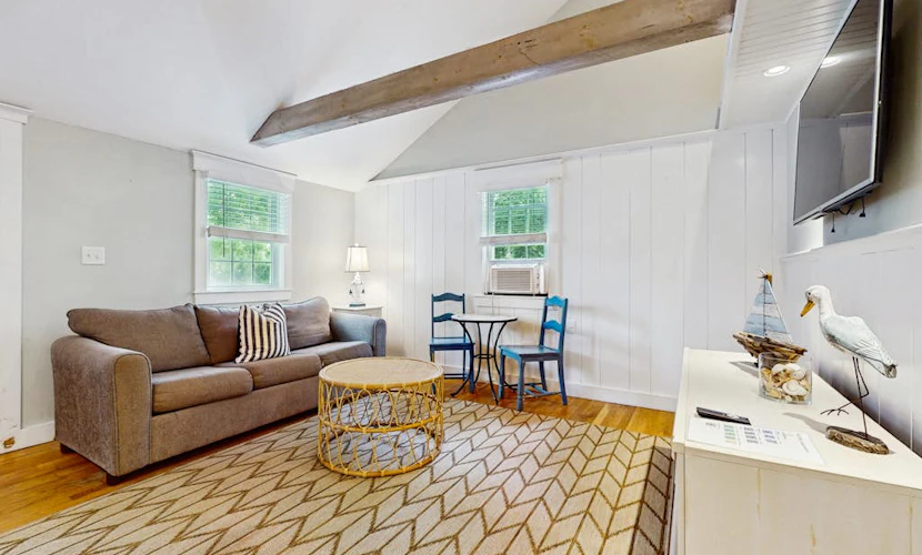 Pristine bungalow with amazing walkable location - WiFi, firepit, dog-friendly