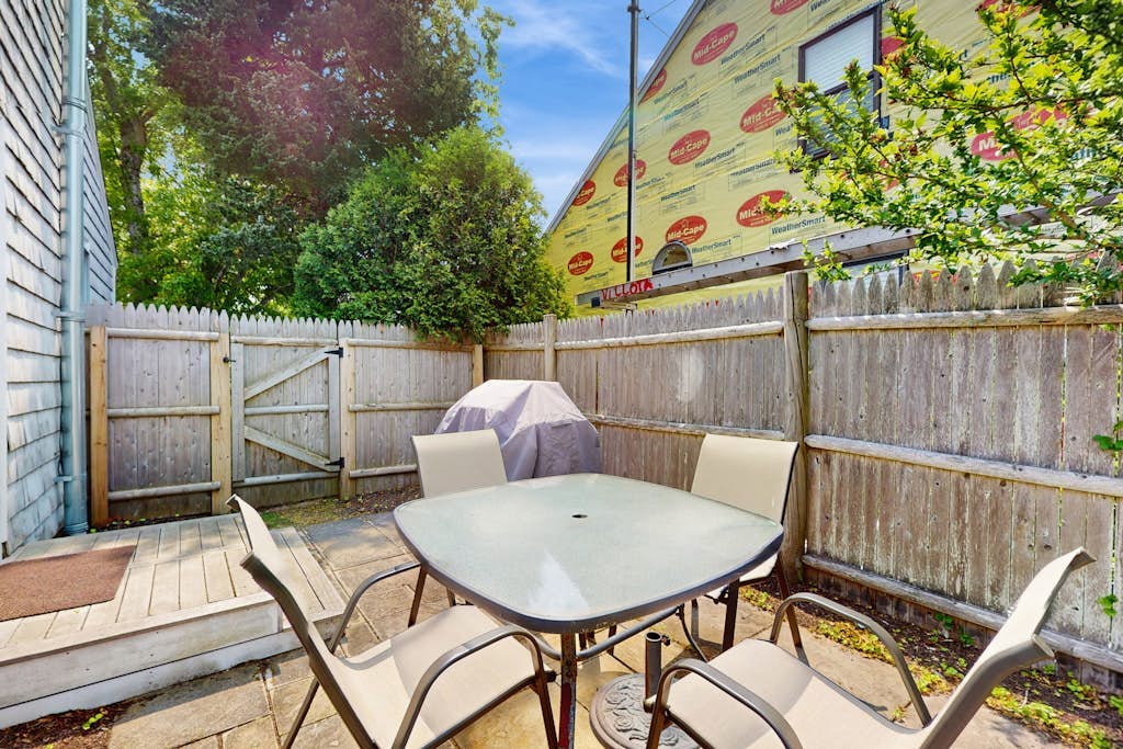 Pristine bungalow with amazing walkable location - WiFi, firepit, dog-friendly