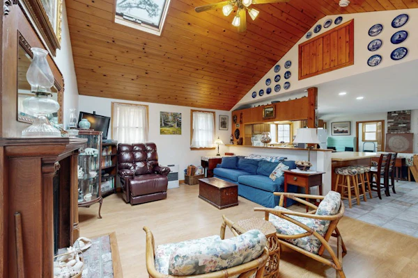 Quaint home across from bike paths with large furnished deck, grill, & W/D