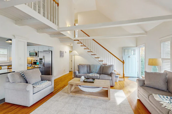 Updated Cozy Cottage: walk to the beach, AC, large yard & fireplace