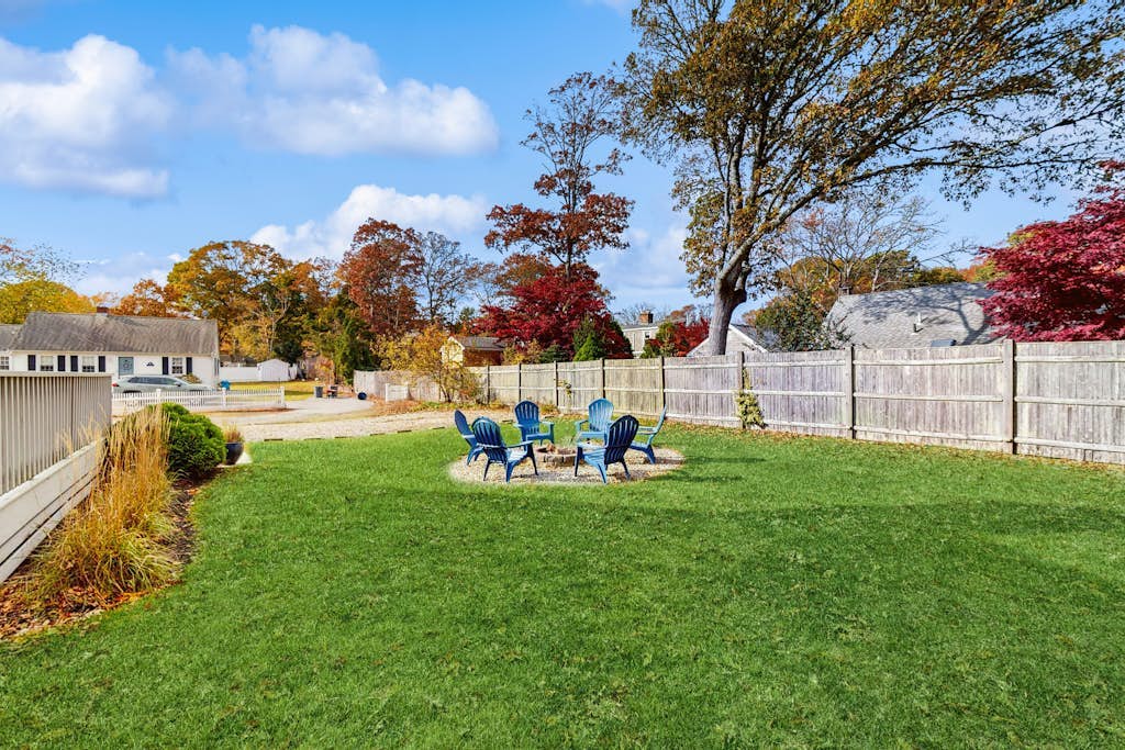 Updated Cozy Cottage:  walk to the beach, AC, large yard & fireplace