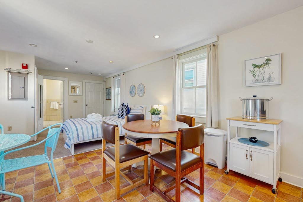 Downtown studio w/ full kitchen - walk to Bay and shops!