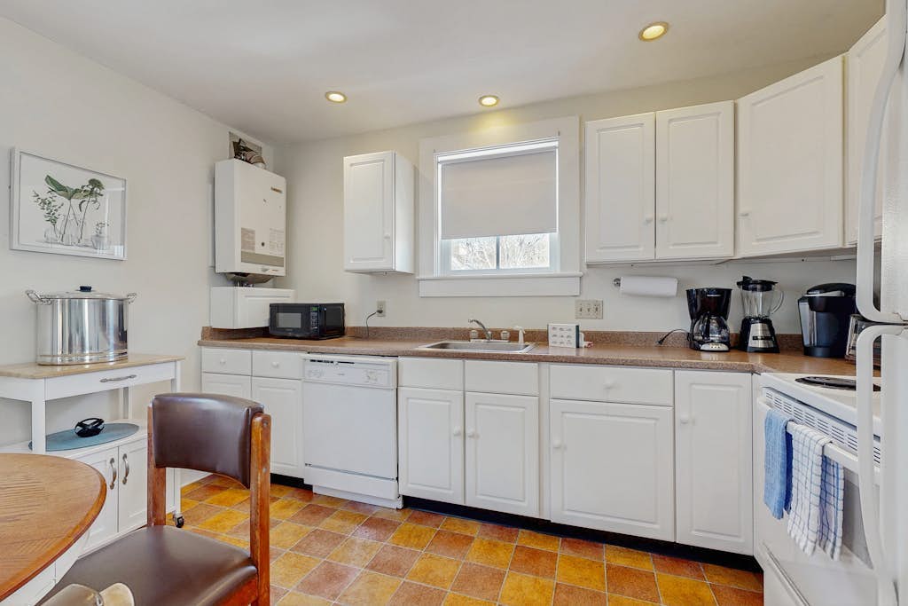 Downtown studio w/ full kitchen - walk to Bay and shops!