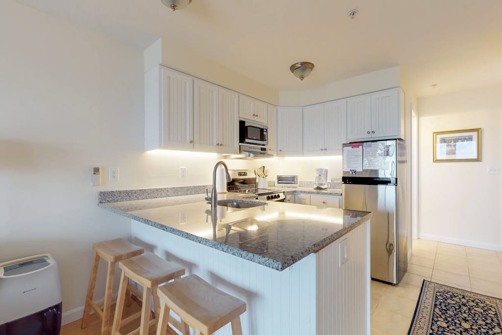 Beautiful bayfront condo with WiFi & washer/dryer - near beaches, lighthouses