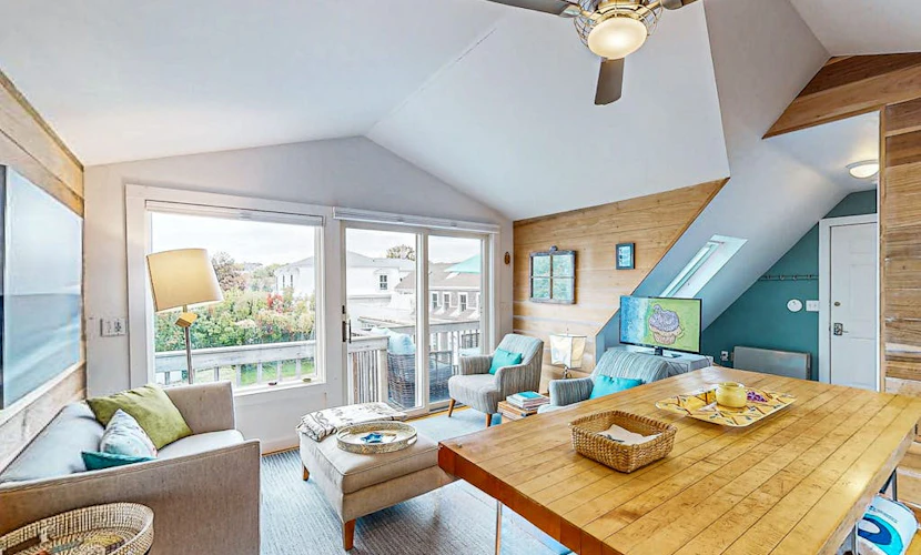 Light-filled home near beach and shops with AC, W/D, & balcony