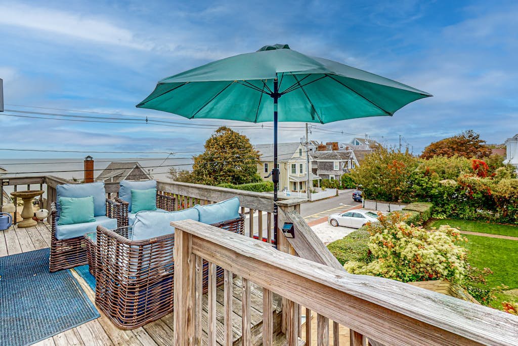 Light-filled home near beach and shops with AC, W/D, & balcony