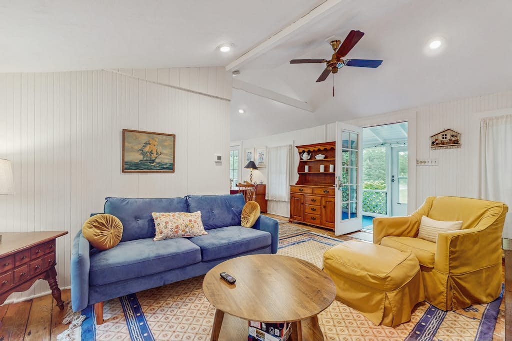 Cozy quiet cottage: just a short walk to beach, AC & screened porch