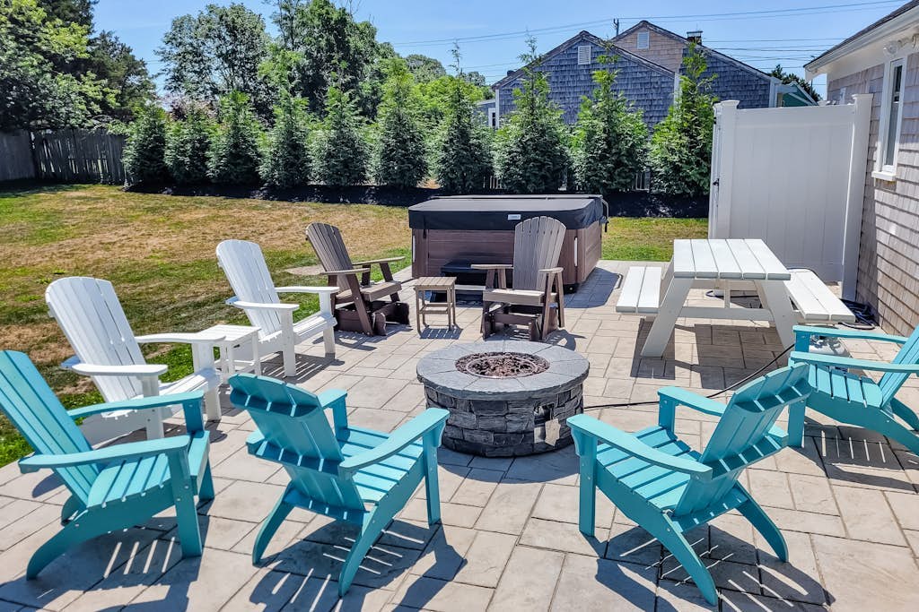 Recently updated Colonial with WiFi, private washer/dryer, firepit & large yard