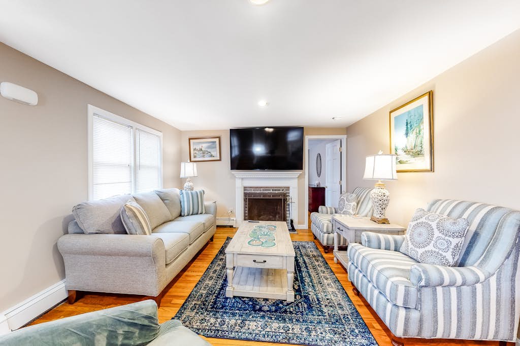 Recently updated Colonial with WiFi, private washer/dryer, firepit & large yard