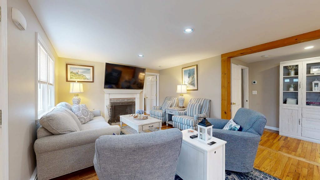 Recently updated Colonial with WiFi, private washer/dryer, firepit & large yard