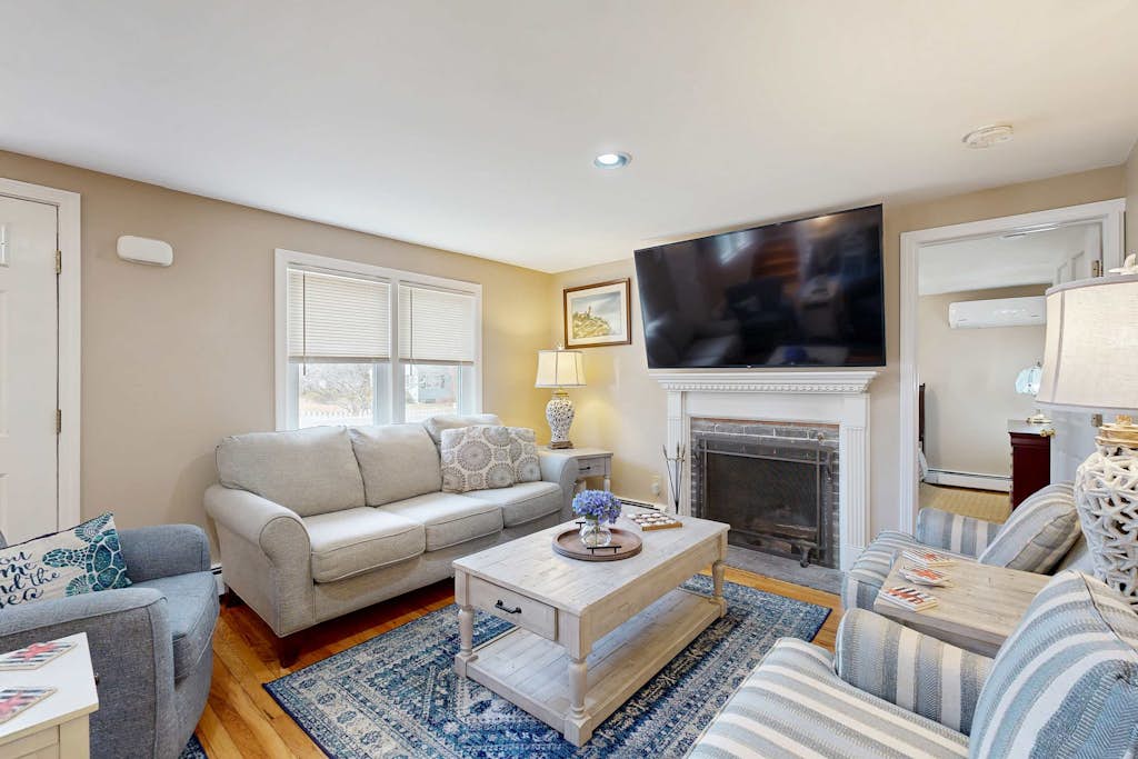 Recently updated Colonial with WiFi, private washer/dryer, firepit & large yard