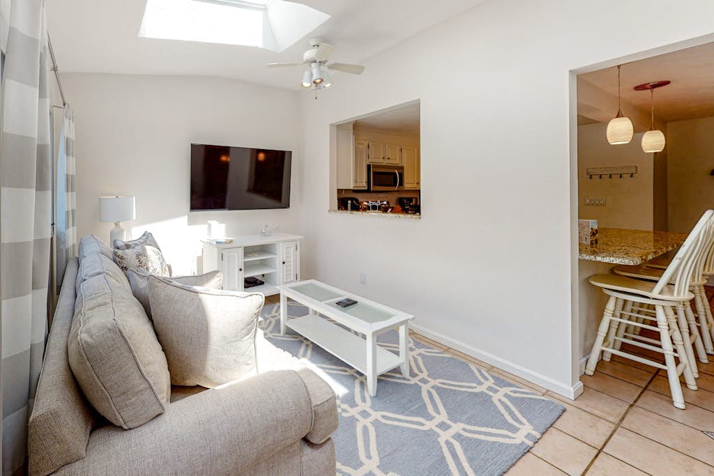 Bright home with central AC, kayaks, large yard, fast WiFi - walk to the beach