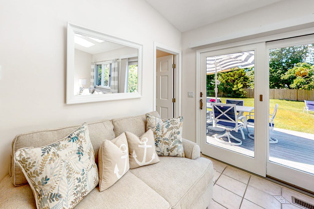 Bright home with central AC, kayaks, large yard, fast WiFi - walk to the beach