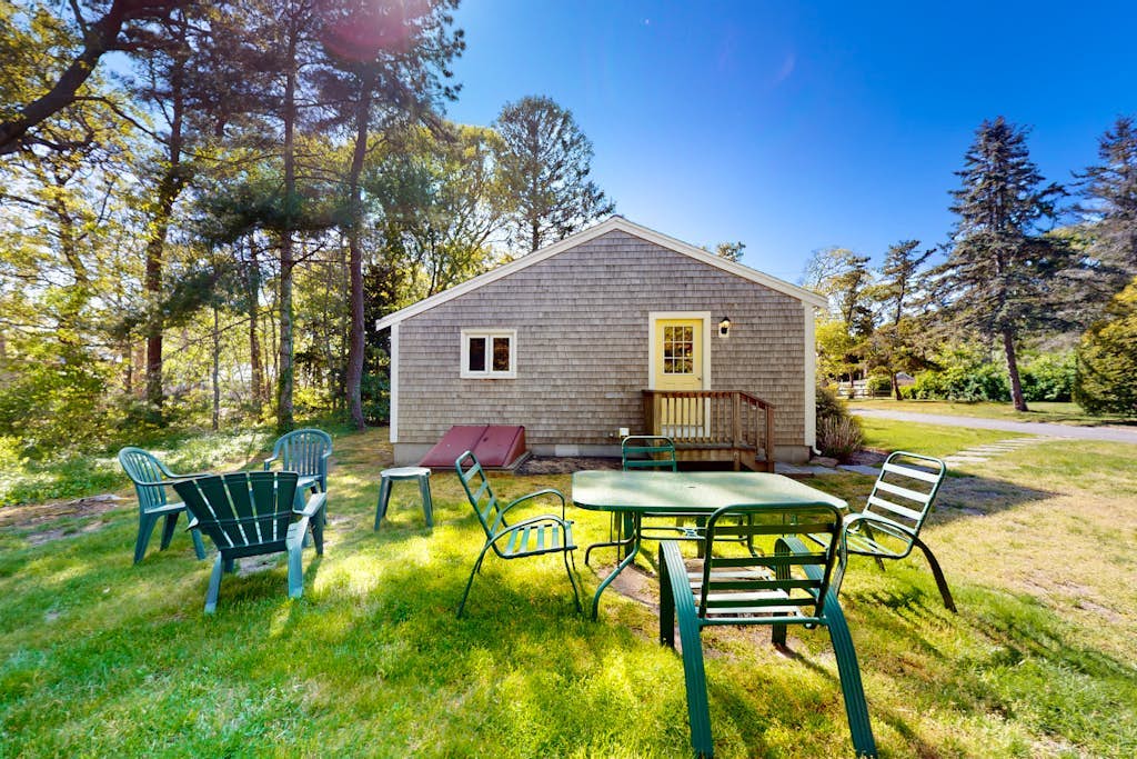 Coastal cottage close to beaches and town - private yard, W/D, & new renovations