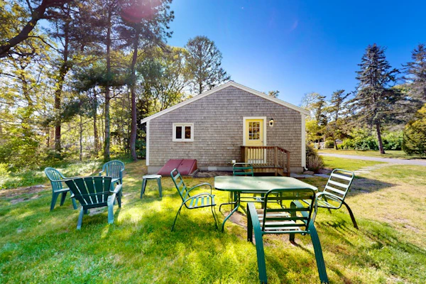 Coastal cottage close to beaches and town - private yard, W/D, & new renovations