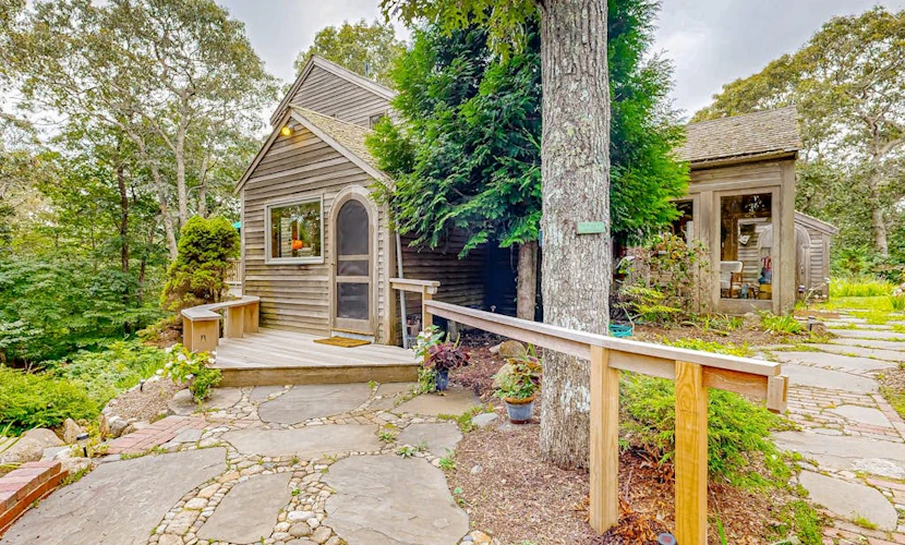 Nana’s Treehouse | House with spacious deck, grills, outdoor shower & W/D