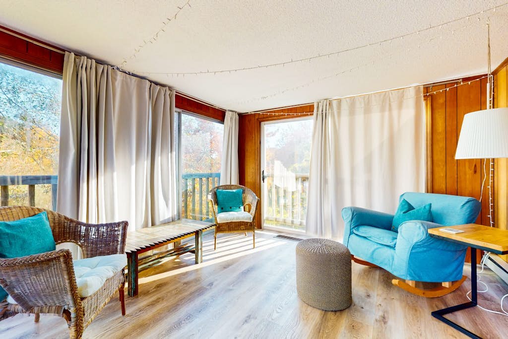 Classic Coastal Retreat W/ Free WiFi, Beach Access Nearby, Sunroom & Back Patio