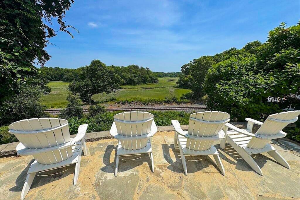 Peaceful marshview escape with large sunroom, AC, outdoor firepit & dog friendly