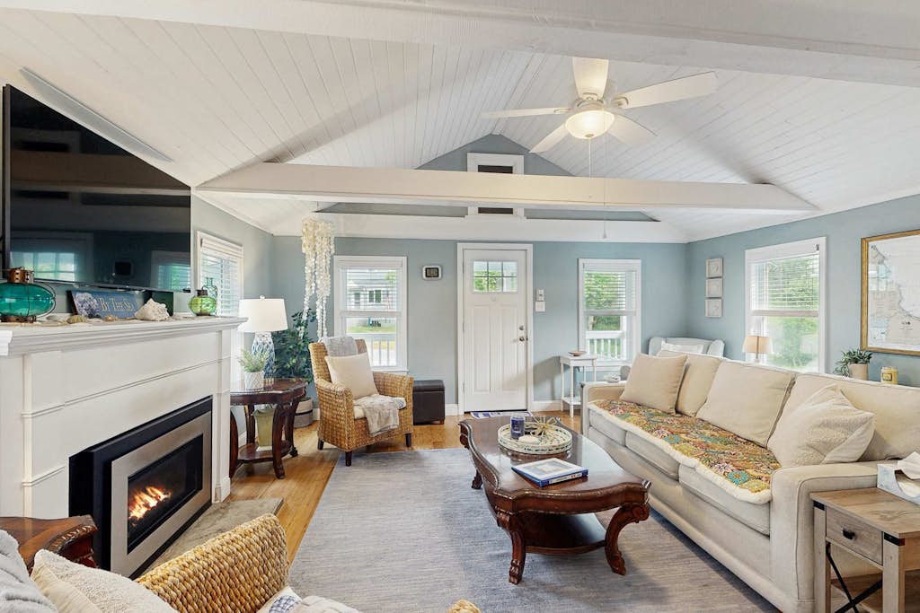 Peaceful marshview escape with large sunroom, AC, outdoor firepit & dog friendly