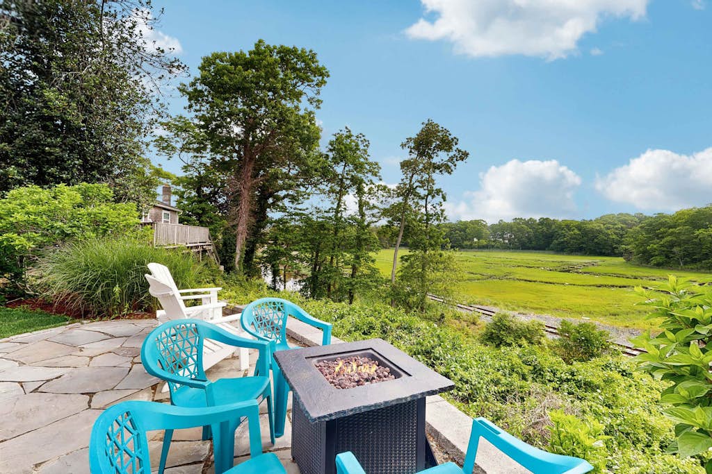 Peaceful marshview escape with large sunroom, AC, outdoor firepit & dog friendly
