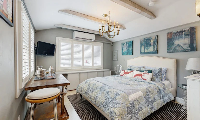 Little gem of a cottage with AC, kitchen essentials & easy walk to beach & town