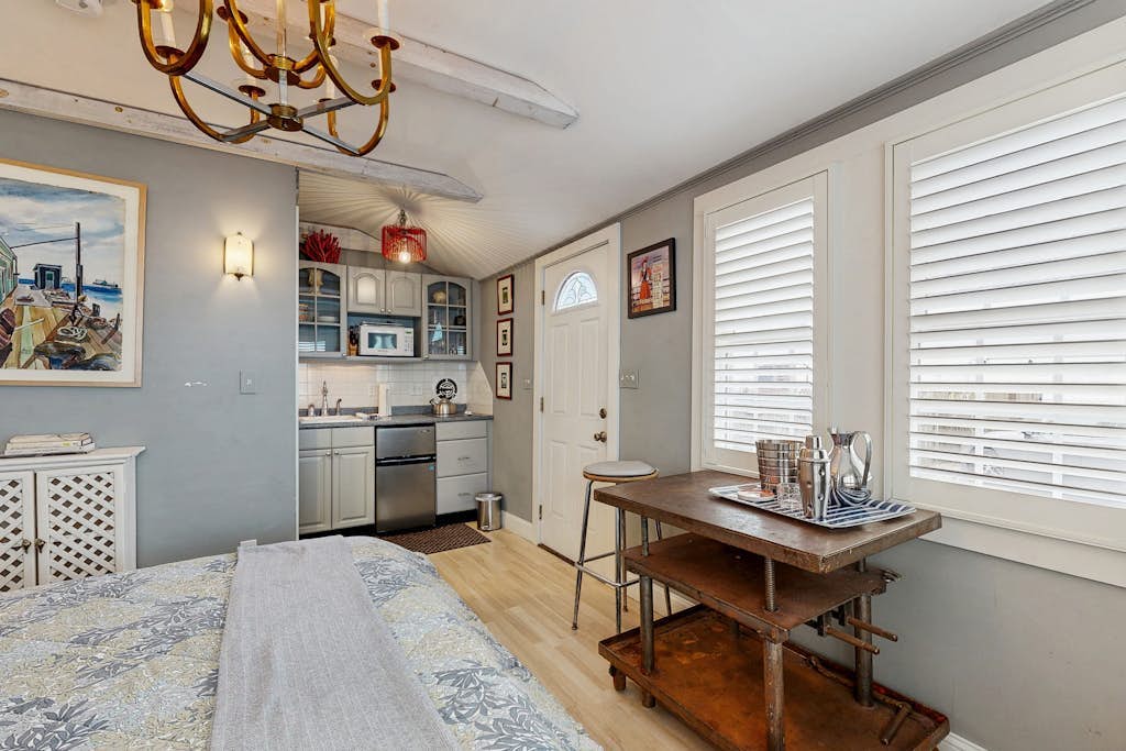 Little gem of a cottage with AC, kitchen essentials & easy walk to beach & town