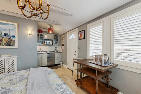 Little gem of a cottage with AC, kitchen essentials & easy walk to beach & town