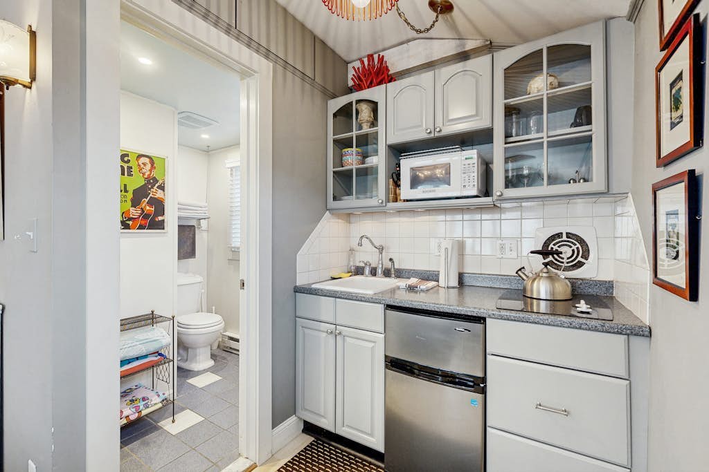 Little gem of a cottage with AC, kitchen essentials & easy walk to beach & town